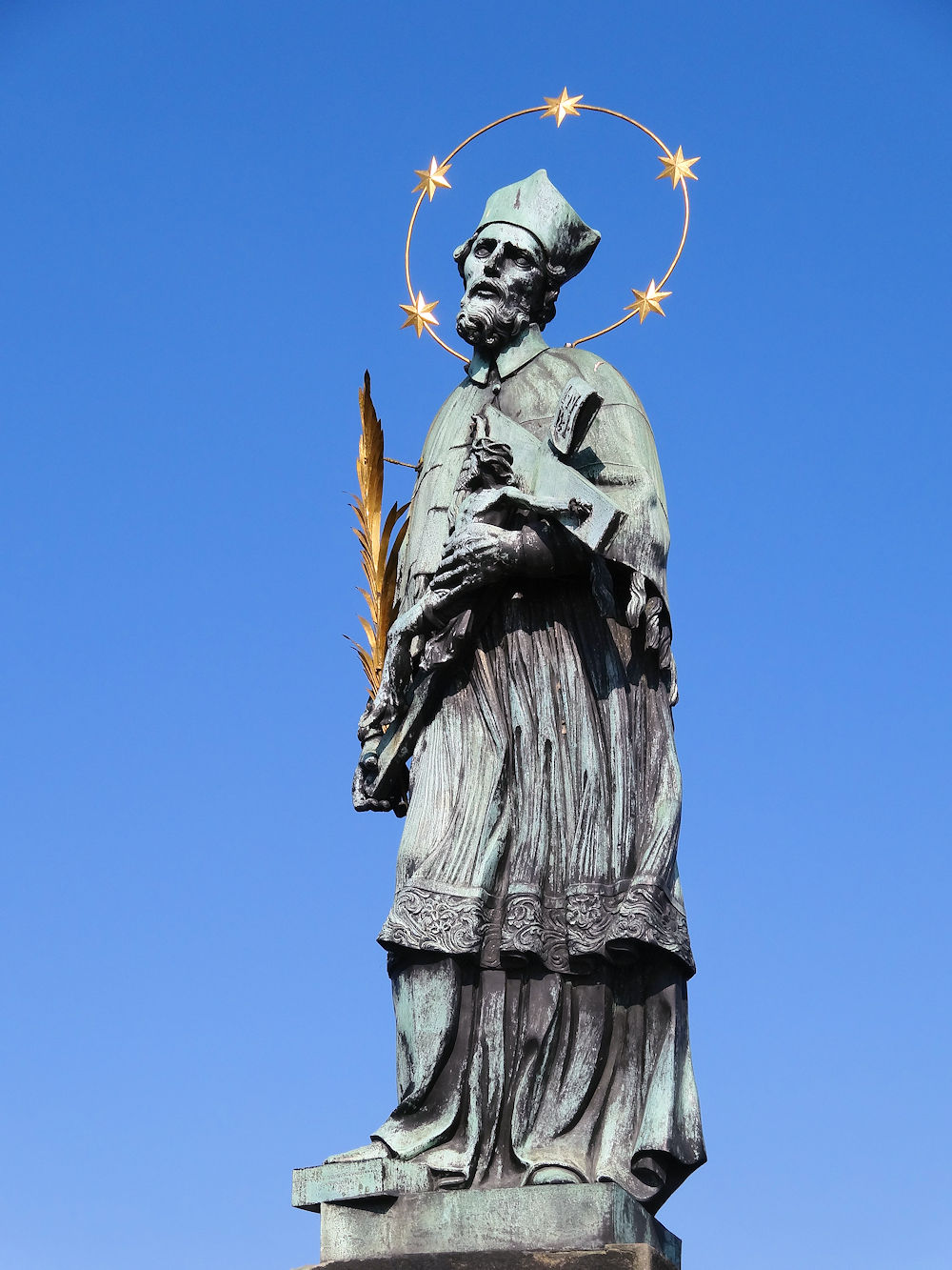 Den bedst kendte statue på Karlsbroen