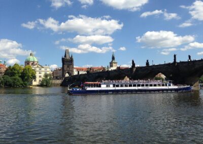 Flodturen i Prag passerer Karlsbroen