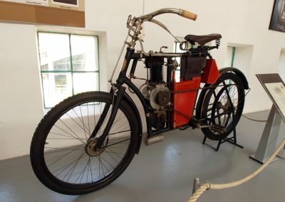 Produktion af motorcykler kom foer bilproduktionen 1